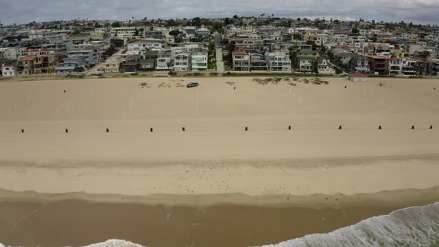 空中淘金:Covid-19期间海滩空无一人的海滨城市——加州曼哈顿海滩视频素材