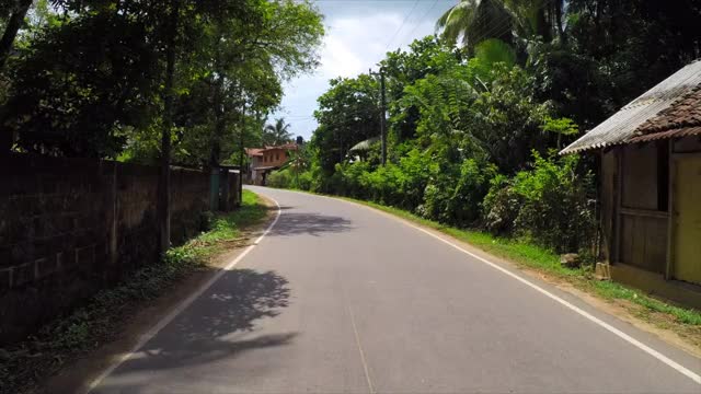 时间流逝Pov:在建筑物中间的单行道上的车辆-加勒，斯里兰卡视频素材