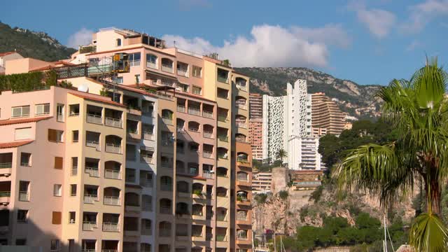 在晴朗的日子里，封锁:城市里的住宅楼——摩纳哥蒙特卡洛视频素材