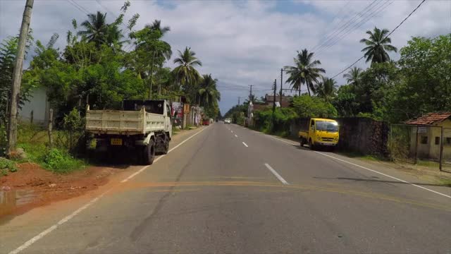 时间流逝Pov:道路上的车辆对着天空的建筑物-加勒，斯里兰卡视频素材