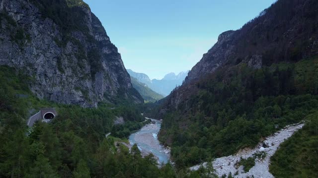 无人机拍摄山谷中的一条河，周围是高山视频素材