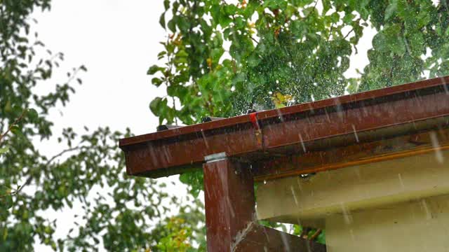 雨在屋顶靠近视频素材