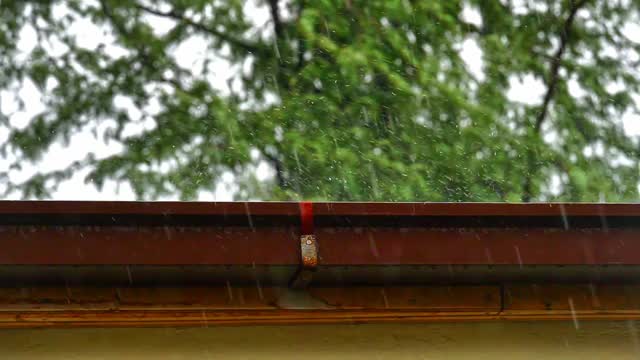 雨在屋顶靠近视频素材