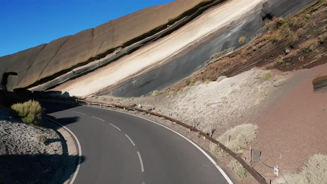 驾驶着无人机在公路上转弯，这是一幅令人难以置信的美丽风景。旅游的概念视频素材