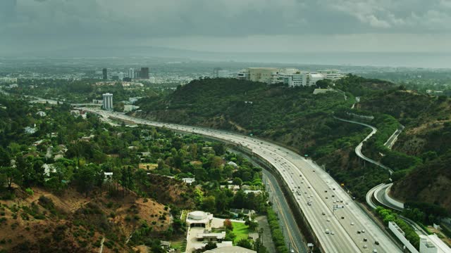 无人机拍摄的盖蒂中心和405高速公路视频素材