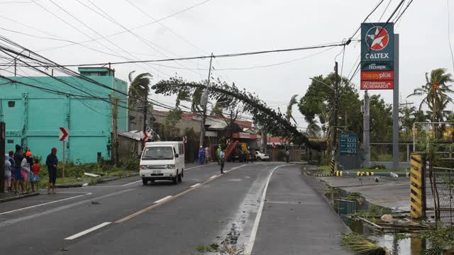 超级台风“哥尼”袭击娜迦市。视频素材