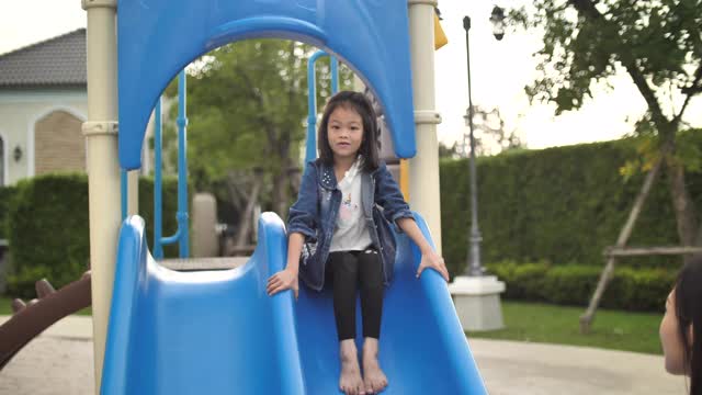 妈妈和女儿玩滑球视频素材