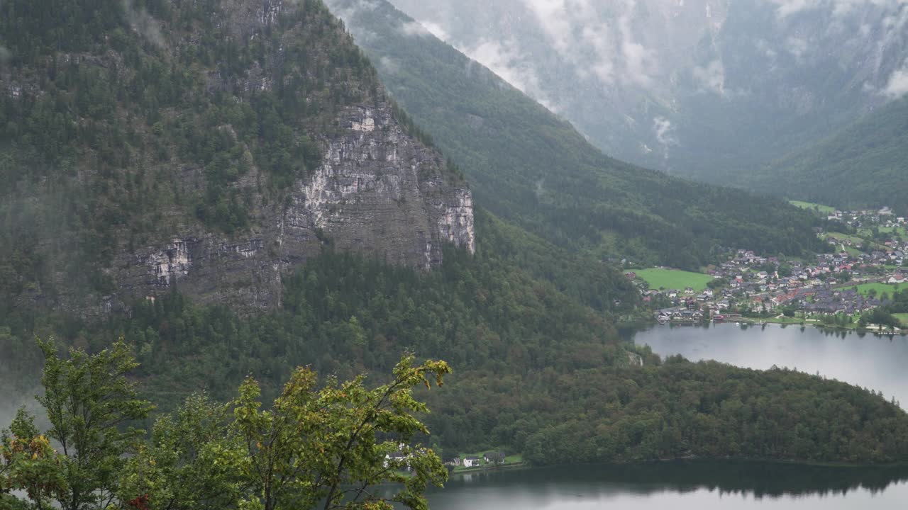 从哈尔斯塔特地区在夏季雨天下著名的奥伯特朗山村的高角度平移风景。视频素材