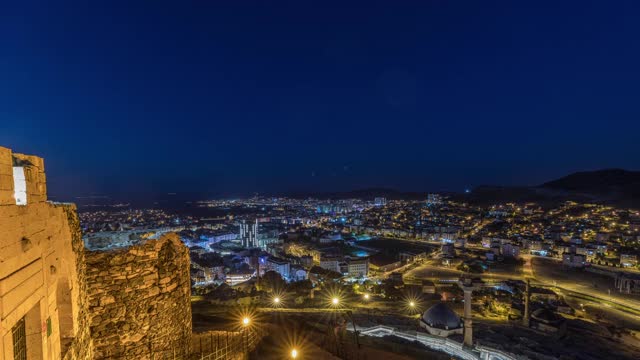 从历史名城奈瑟希尔的古堡鸟瞰夜景视频下载