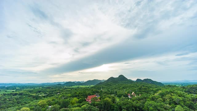 从白天到黄昏拍摄的日落在山上，时间流逝视频视频素材