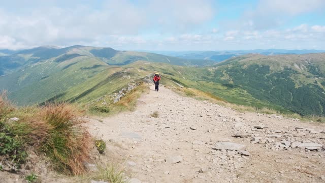 一名背包游客沿着石山步道攀登视频素材