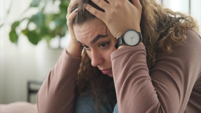 心碎的女人感到孤独和沮丧视频素材