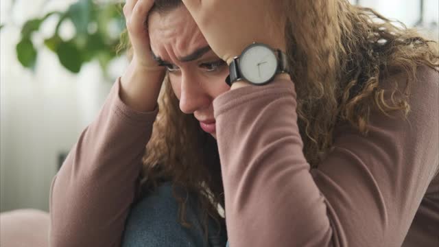 抑郁的女人在家里哭泣视频素材