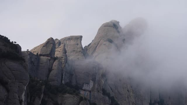 蒙特塞拉特弗雷斯迎来了一个多雾的日子视频素材