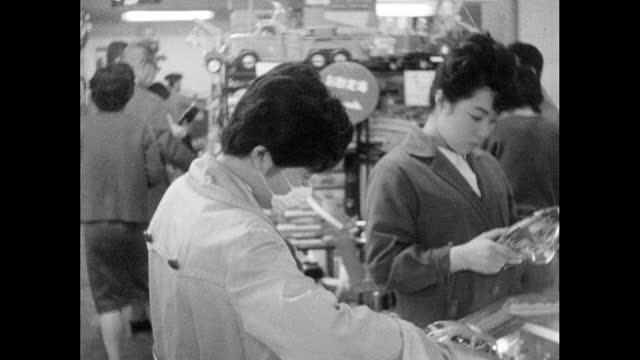 在东京商店，女顾客戴着口罩;1964视频素材