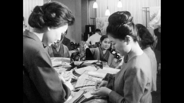 女性在东京百货商店选购和服面料;1964视频素材