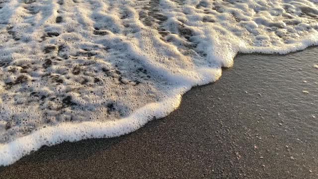 海浪和漫步在日落视频下载