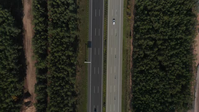 鸟瞰德国高速公路上的空中鸟瞰，几乎没有汽车流量，无人机俯视图视频素材