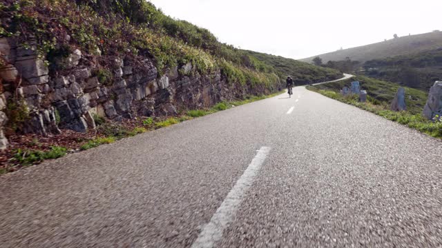 男自行车手骑运动自行车快速上坡山路视频素材