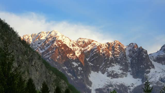 山峰被夕阳照亮了视频素材