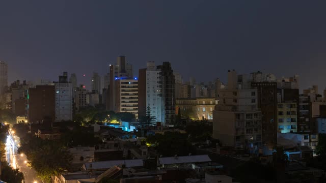 柔和的闪电风暴在夜晚城市景观的时间流逝视频素材