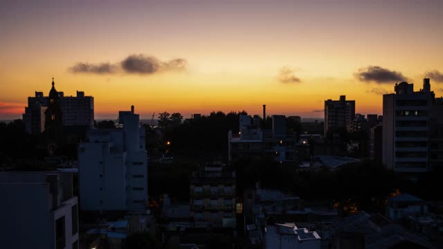 日出早晨戏剧性的天空城市景观时间流逝视频下载