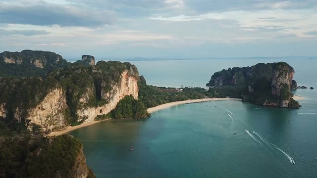 鸟瞰图的热带海洋岩石岛屿泰国视频素材