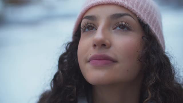 一名年轻女子在雪中玩耍视频素材