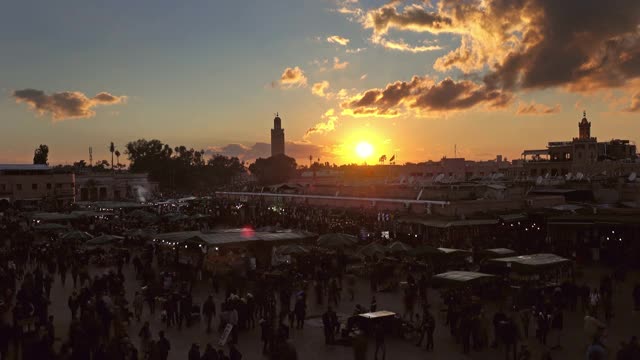 马拉喀什的Jemaa el Fna广场在日落时分十分拥挤视频素材