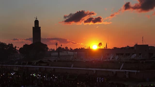 马拉喀什的Jemaa el Fna广场在日落时分十分拥挤视频素材