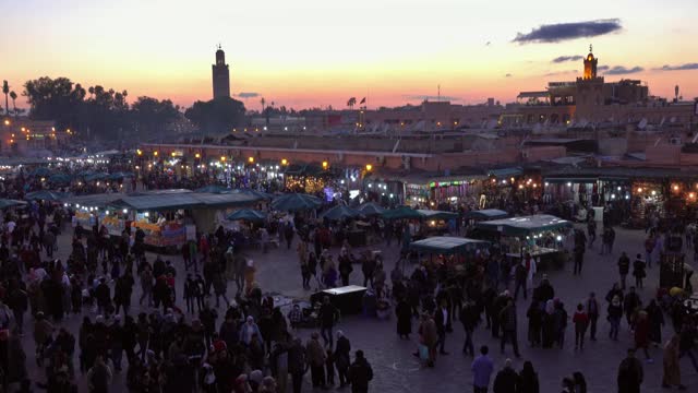 马拉喀什的Jemaa el Fna广场在日落时分十分拥挤视频素材