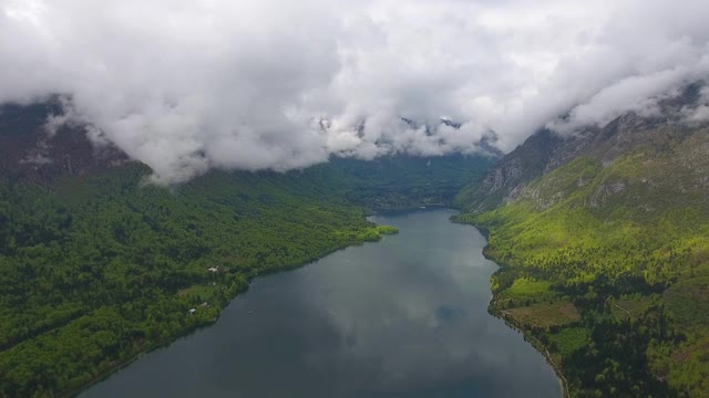 春天，bohinsko jezero在群山之间视频素材