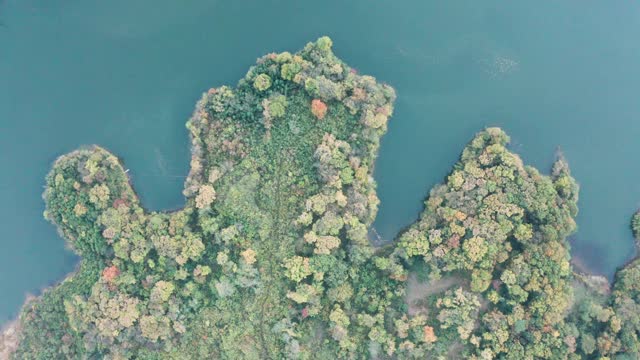 山丘和湖泊的鸟瞰图视频素材