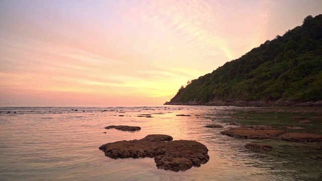 美丽的户外日出或日落在海滩，大海视频素材