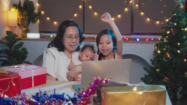 亚洲家庭有快乐的时间在一起享受聚会和视频电话祖父母视频素材