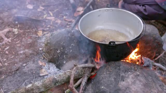 Pemón Auyan Tepui上Guayaraca营地的土著沸水视频素材