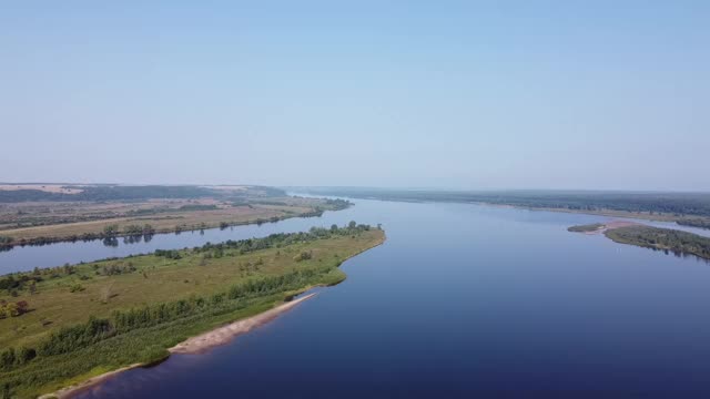 一个宽阔的满流的河和岛屿的俯视图。夏天阳光灿烂的日子。航空摄影视频素材