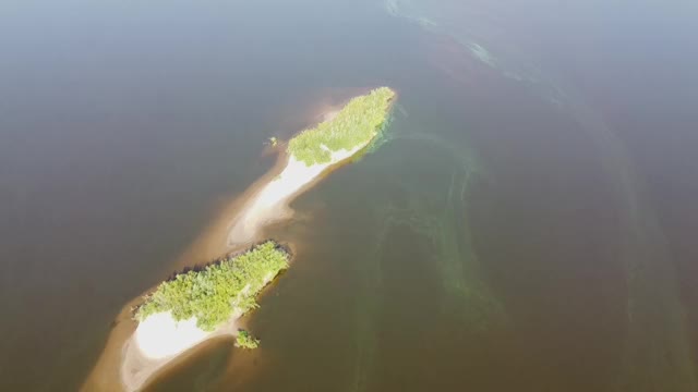 一个宽阔的满流的河和岛屿的俯视图。夏天阳光灿烂的日子。航空摄影视频素材