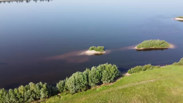 一个宽阔的满流的河和岛屿的俯视图。夏天阳光灿烂的日子。航空摄影视频素材