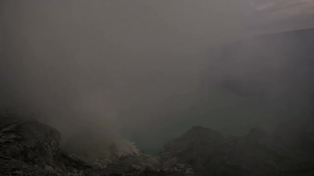 卡瓦伊真火山口湖和有毒的硫磺烟雾视频素材