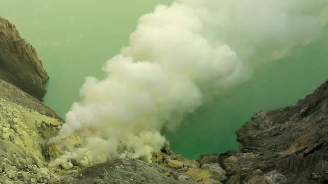 卡瓦伊真火山口湖和有毒的硫磺烟雾视频下载