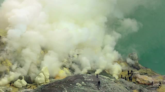 卡瓦伊真火山口湖和有毒的硫磺烟雾视频下载