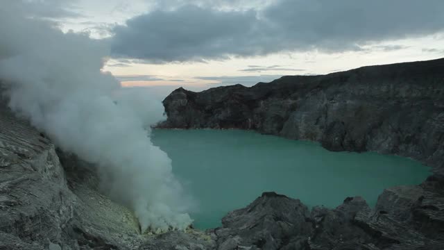 卡瓦伊真火山口湖和有毒的硫磺烟雾视频素材