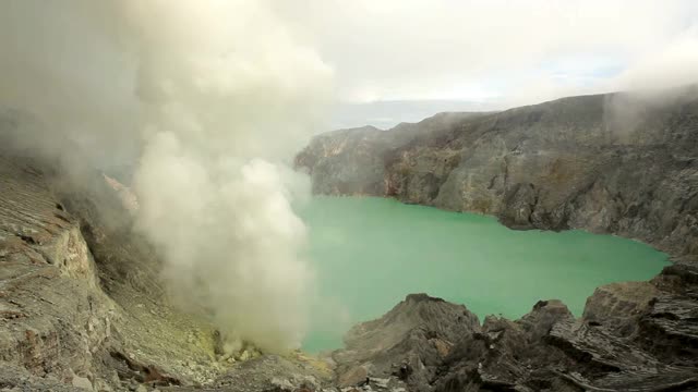 卡瓦伊真火山口湖和有毒的硫磺烟雾视频素材