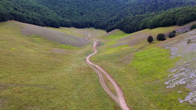 罗卡拉索山脉之间山谷中的土路视频素材