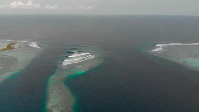 马尔代夫的海浪拍打着礁石视频素材