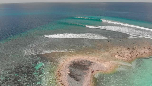 马尔代夫的海浪拍打着礁石视频素材