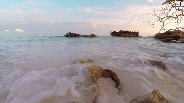 马尔代夫的海浪拍打着礁石视频素材