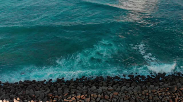 海浪冲击着马尔代夫的防波堤视频素材