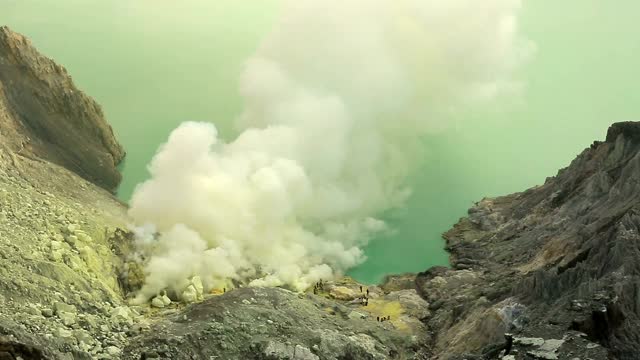 卡瓦伊真火山口湖和有毒的硫磺烟雾视频下载